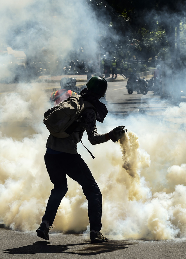 Integrantes de los cuerpos de in-seguridad dispararon dentro del Lido. AFP PHOTO / RONALDO SCHEMIDT