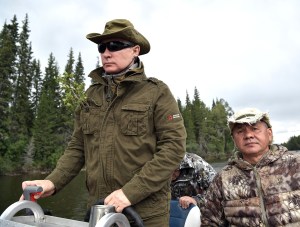 Putin aparece en la televisión rusa pescando, de excursión y bronceándose (fotos)