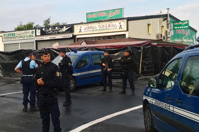 Police officers patrol in front of the scene of a car crash into a pizza restaurant on August 15, 2017 in Sept-Sorts, 55km east of Paris, resulting in the death of a 13-year-old girl and seriously injuring 13. Investigators said the young driver had tried to commit suicide and the incident was not terror-related. The man, who was arrested, said "he had tried to kill himself yesterday (August 13) without success and decided to try again this way," a source close to the inquiry said. / AFP PHOTO / Sarah BRETHES