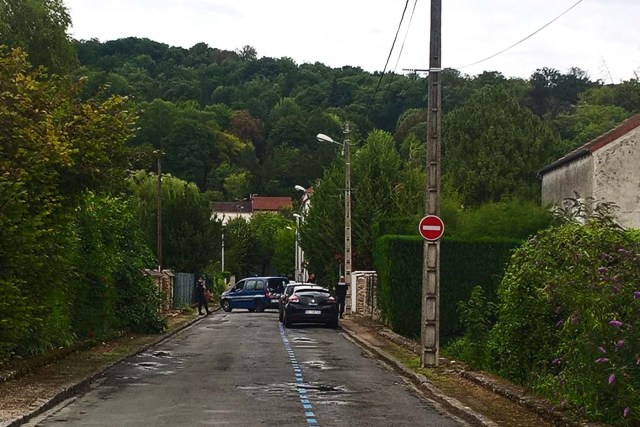 French gendarmes investigate a house in La Ferte-sous-Jouarre on August 15, 2017, the day after its resident provoked a car crash into a pizza restaurant resulting in the death of a 13-year-old girl and injuring thirteen. Investigators said the young driver had tried to commit suicide and the incident was not terror-related. The driver who rammed his car into a pizzeria near Paris, killing a girl and injuring 13 people, had consumed large quantities of medication before setting off. / AFP PHOTO / Sarah BRETHES