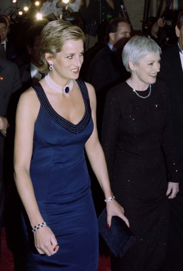 (FILES) This file photo taken on January 30, 1995 shows Britain's Diana, the Princess of Wales (L), and British fashion magazine editor Liz Tilberis arriving at the fourteenth Annual Council of Fashion esigners of America Awards Gala at the Lincoln Center in New York. Princess Diana revolutionised the royal dress code with the help of some of the world's greatest designers during a glamorous life that came to a tragic end on August 31, 1997, 20 years ago this month. / AFP PHOTO / Jon LEVY