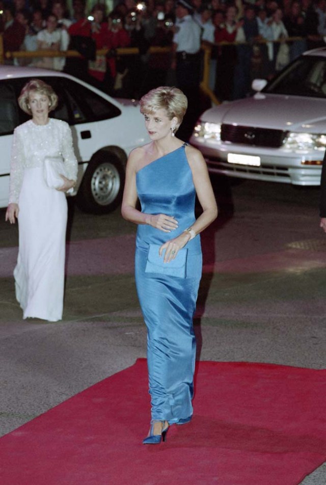 (FILES) This file photo taken on October 31, 1996 shows Britain's Diana, Princess of Wales, arriving at the Victor Chang Cardiac Research Institute dinner dance in Sydney on October 31, 1996 for her first engagement in Australia. Princess Diana revolutionised the royal dress code with the help of some of the world's greatest designers during a glamorous life that came to a tragic end on August 31, 1997, 20 years ago this month. / AFP PHOTO / Torsten BLACKWOOD