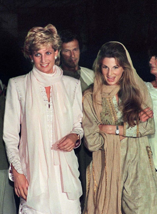 (FILES) This file photo taken on February 21, 1996 shows Britain's Diana, Princess of Wales (L) arriving at a restaruant for dinner with Jemima Khan (R), the British wife of former Pakistani cricketer Imran Khan, in Lahore. Princess Diana revolutionised the royal dress code with the help of some of the world's greatest designers during a glamorous life that came to a tragic end on August 31, 1997, 20 years ago this month. / AFP PHOTO / SAEED KHAN