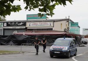 Conductor que atacó pizzería cerca de París presenta “graves problemas” psicológicos
