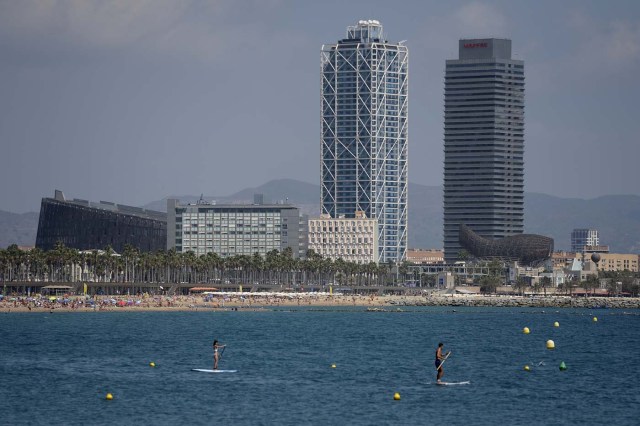 A general view taken on August 21, 2017 shows a beach of Barcelona with tourists and residents enjoying a sunny day four days after Barcelona and Cambrils attacks that killed 15 people. Spanish police said on August 21, 2017 that they have identified the driver of the van that mowed down pedestrians on the busy Las Ramblas boulevard in Barcelona, killing 13. The 22-year-old Moroccan is believed to be the last remaining member of a 12-man cell still at large in Spain or abroad, with the others killed by police or detained over last week's twin attacks in Barcelona and the seaside resort of Cambrils that claimed 14 lives, including a seven-year-old boy. / AFP PHOTO / Josep LAGO