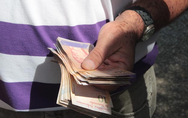 Maracaibo Venezuela 03/08/2017 Los billetes de 10 bolivares no son recibidos por los comerciantes en la ciudad pese a que el banco lo entrega para el pago de las pensiones