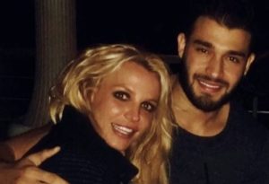 El novio de Britney Spears causa escándalo en las redes por su “superdotado paquete”