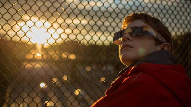  Un niño mira un eclipse parcial en EEUU en 2014 NASA/BILL INGALLS EPV