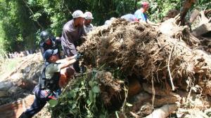 Extraoficial: 15 personas están desaparecidas tras crecida del río en Choroní