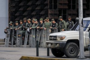 Fotos: En vez de defender la constitución la Guardia Bolivariana toma por asalto la sede de la Fiscalía