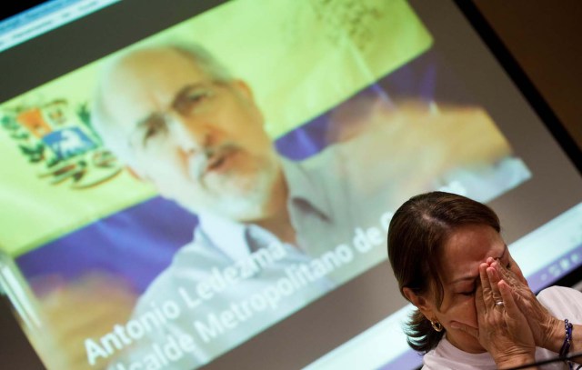 Mitzy Capriles de Ledezma, wife of former Caracas mayor Antonio Ledezma, reacts during a video showing her husband during a news conference in Madrid, Spain August 1, 2017. REUTERS/Sergio Perez