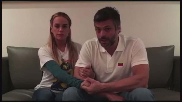 A still image taken from a video released on August 1, 2017 shows opposition leader Leopoldo Lopez and his wife Lilian Tintori talking in their house in Caracas, Venezuela on July 17, 2017. REUTERS/Lilian Tintori Prensa/Handout NO SALES. NO ARCHVES. THIS IMAGE HAS BEEN SUPPLIED BY A THIRD PARTY.