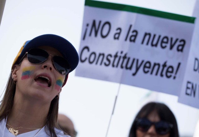 Foto de archivo. Una mujer grita consignas durante una protesta celebrada por venezolanos en España. 30 julio 2017 REUTERS/Sergio Perez - RTS19RMV