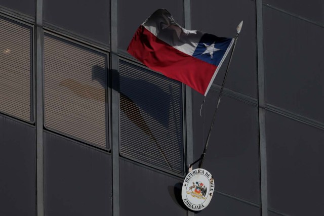 The Chilean flag flies outside the building where the Chilean embassy is located in Caracas, Venezuela August 2, 2017. REUTERS/Marco Bello