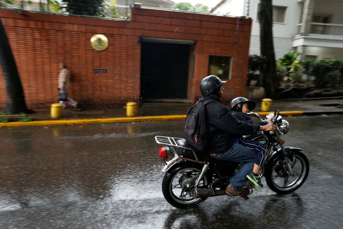 Empleados de la embajada de España siguen secuestrados por el régimen de Maduro #26Oct