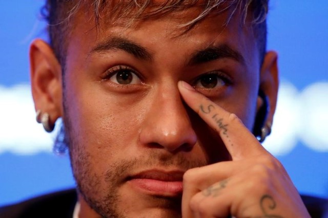 El delantero Neymar Jr, durante la conferencia de prensa en que fue presentado como nuevo refuerzo del Paris Saint-Germain, en París