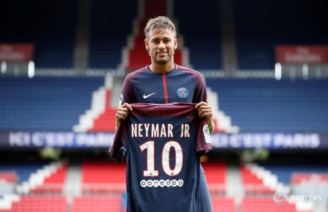 Neymar firma por el club París Saint-Germain y da una conferencia de prensa, París, Francia. 04 agosto 2017. REUTERS/Christian Hartmann TPX IMAGES OF THE DAY - RTS1AEEK