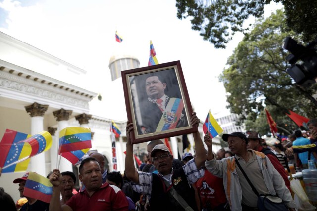 Supporters of Venezuela's President Nicolas Maduro's government demonstrate before the first session of the constituent assembly in Caracas, Venezuela August 4, 2017. REUTERS/Ueslei Marcelino