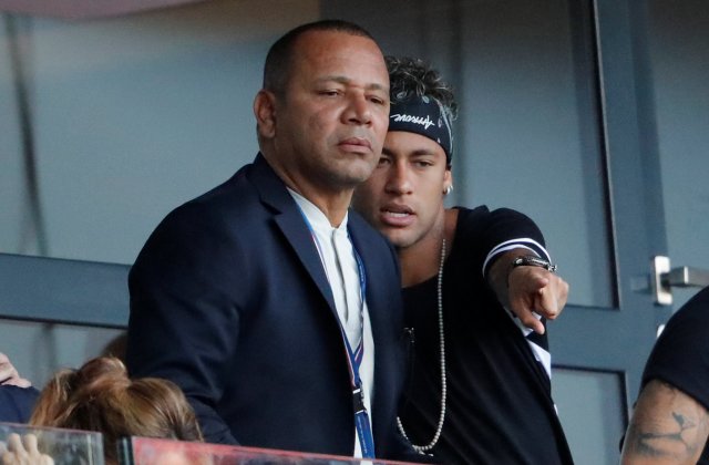 Soccer Football - Paris St Germain vs Amiens SC - Ligue 1 - Paris, France - August 5, 2017 PSG's Neymar watches the game from the stands with his father, Neymar Snr (L) REUTERS/John Schults