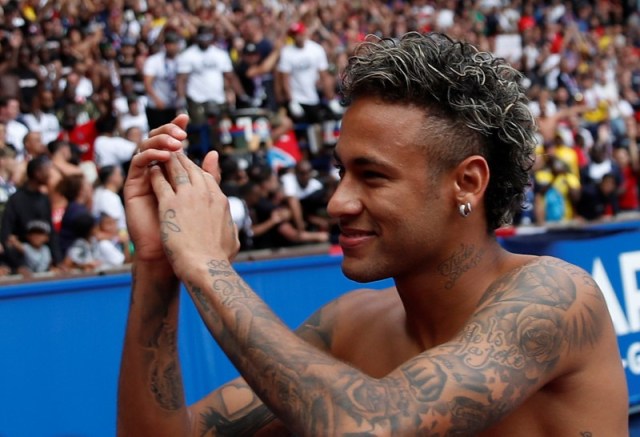 Neymar aplude en agradecimiento al público que lo aclama durante su presentación en el estadio del PSG, en París, Francia, August 5, 2017. REUTERS/Christian Hartmann