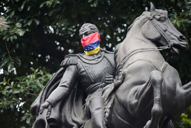 A Venezuelan flag is tied around the face of a statue of Venezuela's national hero Simon Bolivar in Bolivar Square of Chacao municipality in Caracas, Venezuela, August 5, 2017. REUTERS/Andres Martinez Casares
