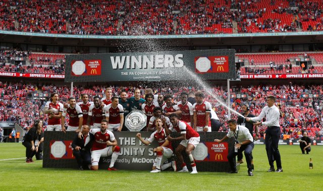 El Arsenal festeja tras haber ganado la Supercopa de Inglaterra al Chelsea.   REUTERS/Darren Staples