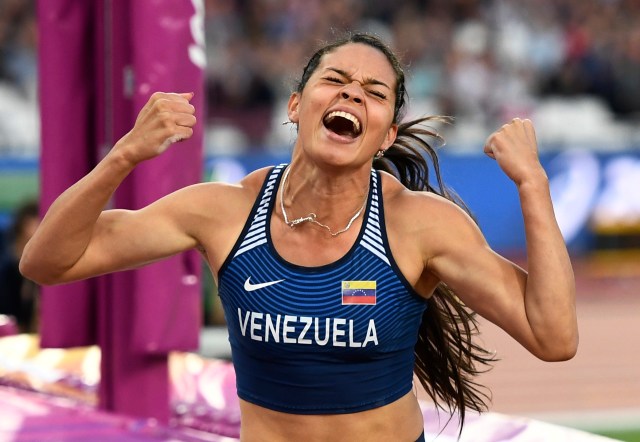 La venezolana Robeilys Peinado obtuvo la medalla de bronce en salto con pértiga, durante el Mundial de Atletismo Londres 2017. REUTERS/Dylan Martinez