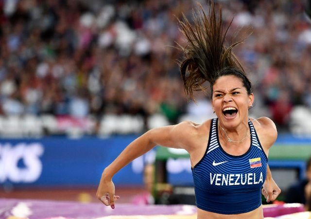 La venezolana Robeilys Peinado obtuvo la medalla de bronce en salto con pértiga, durante el Mundial de Atletismo Londres 2017. REUTERS/Dylan Martinez
