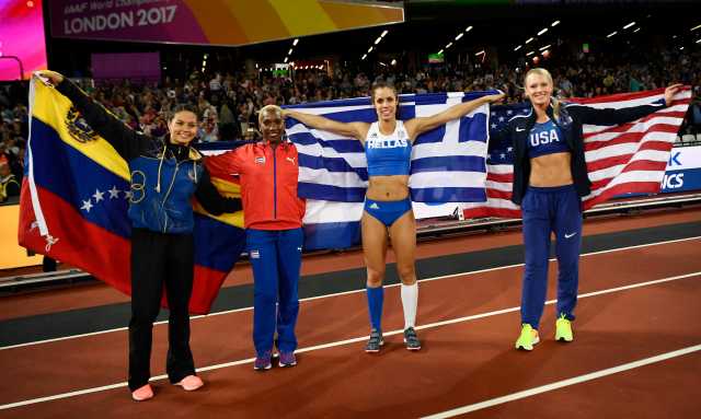 La venezolana Robeilys Peinado (izq) obtuvo la medalla de bronce en salto con pértiga, durante el Mundial de Atletismo Londres 2017. REUTERS/Dylan Martinez