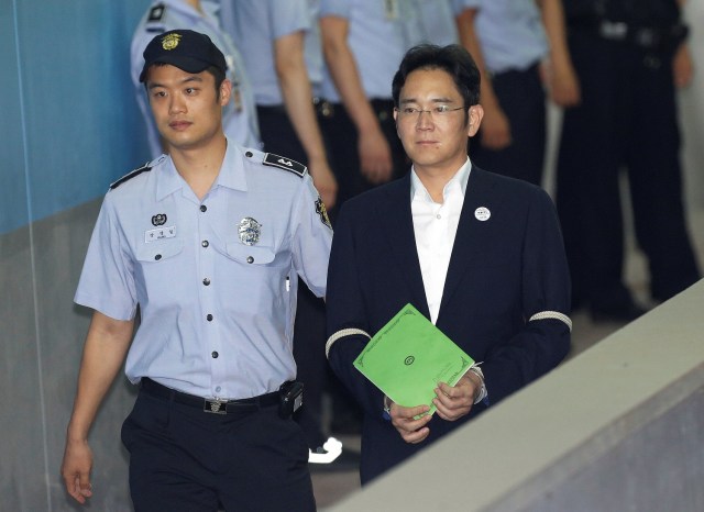 Lee Jae-yong, vice chairman of Samsung Electronics Co., arrives for his trial at the Seoul Central District Court in Seoul, South Korea August 7, 2017. REUTERS/Ahn Young-joon/Pool