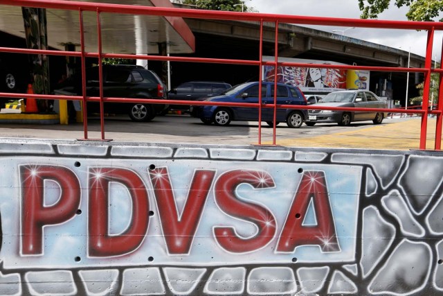 FILE PHOTO: Cars wait the line at a PDVSA gas station in Caracas, Venezuela, July 25, 2017. REUTERS/Andres Martinez Casares/File Photo