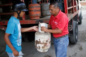 Venezolanos deben pagar hasta 40 dólares por una bombona de gas doméstico en el mercado negro