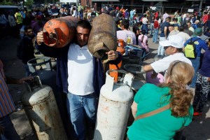 ¡Tángana! Chavistas se caen a trompadas por el control del gas doméstico en Bolívar (VIDEO)