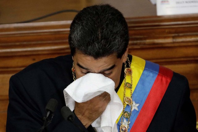 Venezuela's President Nicolas Maduro wipes the sweat from his face during a session of the National Constituent Assembly at Palacio Federal Legislativo in Caracas, Venezuela August 10, 2017. REUTERS/Ueslei Marcelino