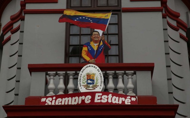 An image of Venezuela's late President Hugo Chavez is seen at the entry of the Venezuela's embassy in Lima, Peru, August 11, 2017  REUTERS/Mariana Bazo           NO RESALES. NO ARCHIVES.