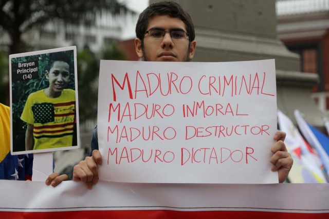 Un manifestante protestando contra el presidente de Venezuela, Nicolás Maduro, durante una reunión de ministros de Asuntos Exteriores y representantes de las Américas para discutir la crisis venezolana, en Lima, Perú 8 de agosto de 2017. REUTERS/Guadalupe Pardo - RTS1AXM8