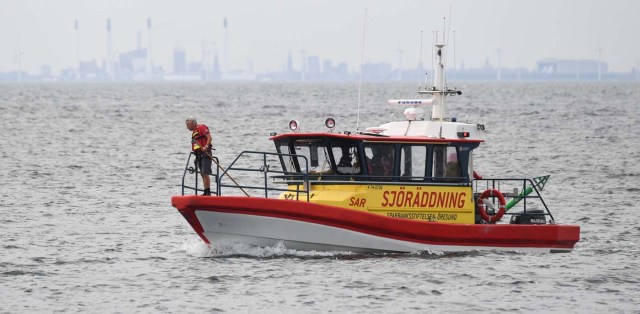 A Swedish Sea Rescue Society unit searches for missing Swedish journalist Kim Wall at Lundakra Bay between Barseback and Landskrona, Sweden August 15, 2017. TT News Agency/Johan Nilsson via REUTERS ATTENTION EDITORS - THIS IMAGE WAS PROVIDED BY A THIRD PARTY. SWEDEN OUT. NO COMMERCIAL OR EDITORIAL SALES IN SWEDEN.