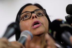 “Atacaron al sistema electoral”: Delcy Eloína ofreció su versión del incendio en galpones del CNE