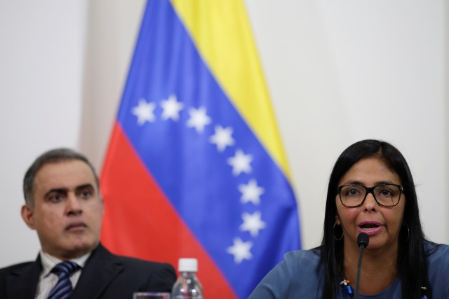 Delcy Rodríguez (derecha), presidenta de la Asamblea Nacional Constituyente, habla conjuntamente con el fiscal general, Tarek William Saab, durante una reunión de la "Comisión de la Verdad", en Caracas, Venezuela, 16 de agosto de 2017. REUTERS/Ueslei Marcelino - RTS1C2KL