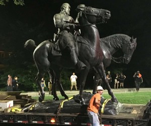 Trump deplora que cultura de EEUU se haga trizas por remoción de estatuas