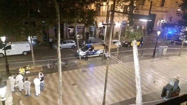 Imagen panorámica de unos forenses junto al cuerpo de una persona atropellada por una furgoneta en la avenida Las Ramblas de Barcelona, España, ago 17, 2017. REUTERS/Giselle Loots   SE DEBE CITAR CRÉDITOS/ IMAGEN SOLO PARA FUERA DE ESPAÑA