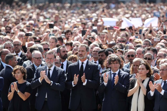 King Felipe of Spain and Prime Minister Mariano Rajoy observe a minute of silence in Placa de Catalunya, a day after a van crashed into pedestrians at Las Ramblas in Barcelona, Spain August 18, 2017. REUTERS/Sergio Perez