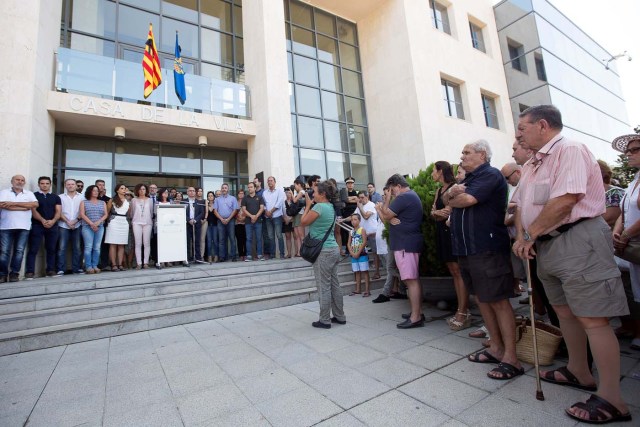 REFILE - CORRECTING GRAMMAR People observe a minute of silence a day after a van crashed into pedestrians at Las Ramblas, in Barcelona, outside town hall of Cambrils, Spain August 18, 2017. REUTERS/Stringer NO RESALES. NO ARCHIVES