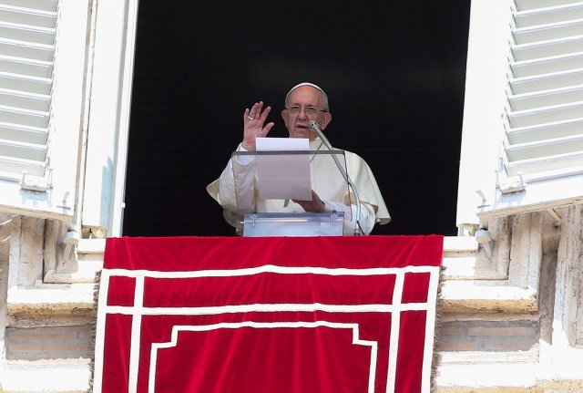El Papa Francisco hace su discurso durante su oración del Angelus dominical en la plaza de San Pedro en el Vaticano, el 20 de agosto de 2017. REUTERS / Alessandro Bianchi