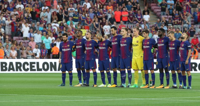 Soccer Football - La Liga - Barcelona vs Real Betis - Barcelona, Spain - August 20, 2017 Barcelona players line up during a minutes silence for the victims of the Barcelona terror attack before the match REUTERS/Sergio Perez