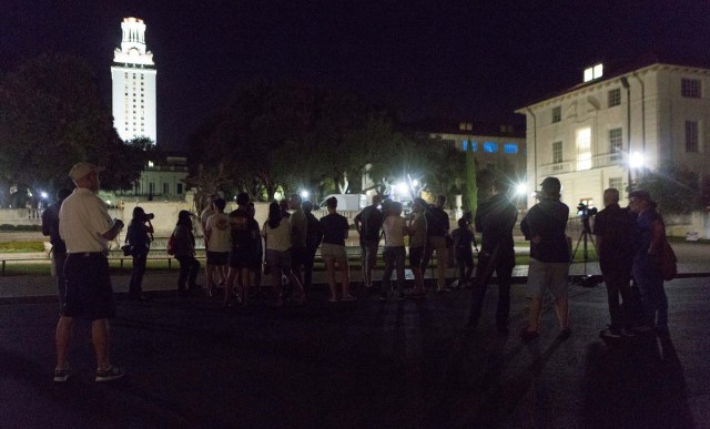 Onlookers watch as Confederate statues are removed from the south mall of the University of Texas in Austin, Texas, U.S., August 21, 2017. REUTERS/Stephen Spillman FOR EDITORIAL USE ONLY. NO RESALES. NO ARCHIVES