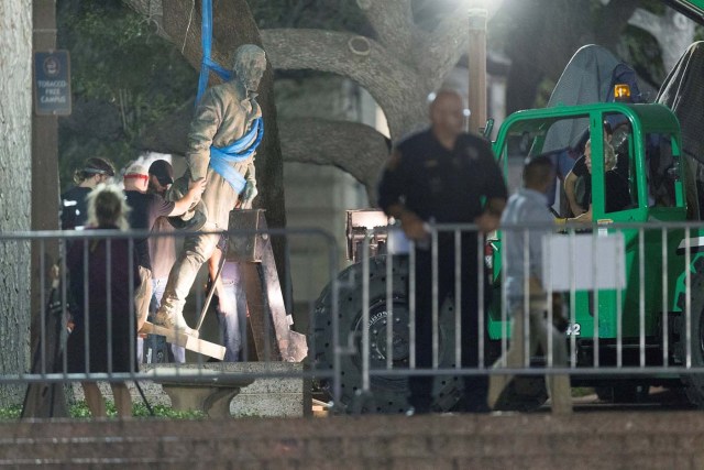 Workers remove Confederate General Robert E. Lee statue from the south mall of the University of Texas in Austin, Texas, U.S., August 21, 2017. REUTERS/Stephen Spillman