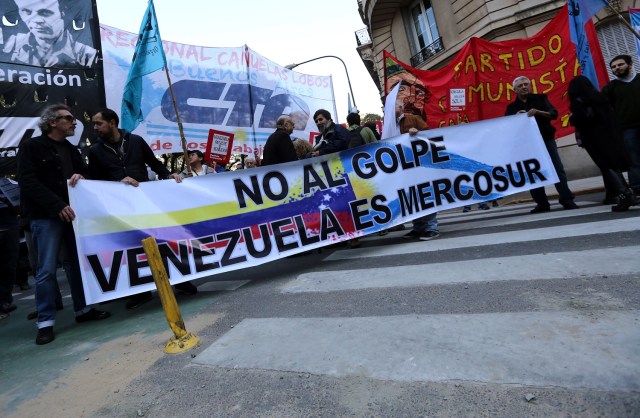 Manifestantes sostienen un lienzo en una protesta en apoyo al gobierno de Venezuela en Buenos Aires, Argentina 17 de agosto de 2017. REUTERS/Marcos Brindicci - RTS1C83M