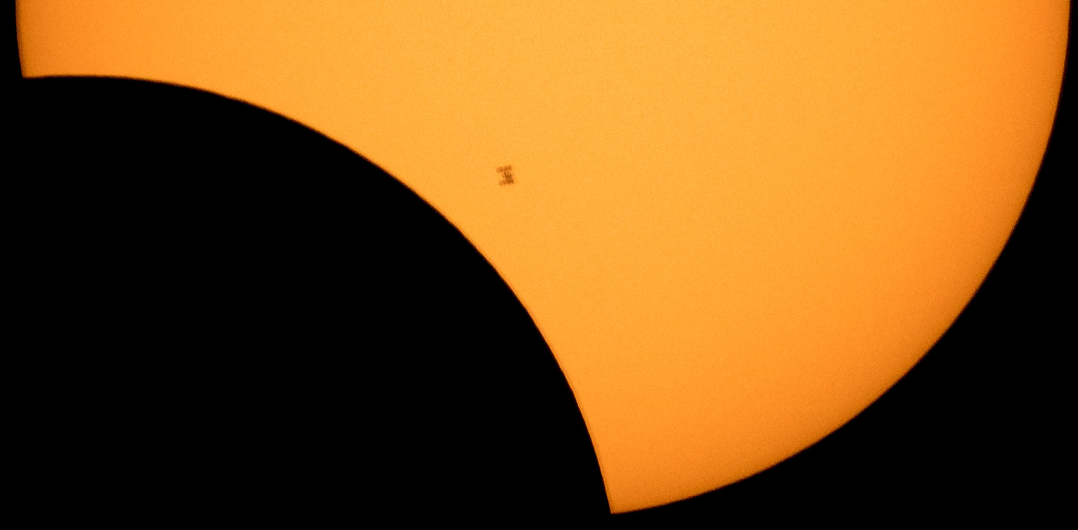 ¡BRUTAL!… fotografiaron a la Estación Espacial Internacional durante el eclipse solar (FOTO)