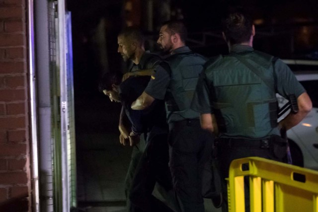 La Guardia Civil Española escolta a un hombre acusado de estar involucrado en una célula islámica tras el ataque terrorista de Barcelona, en Tres Cantos, España el 21 de agosto de 2017. REUTERS/Juan Medina TPX IMAGES OF THE DAY - RTS1CQMP